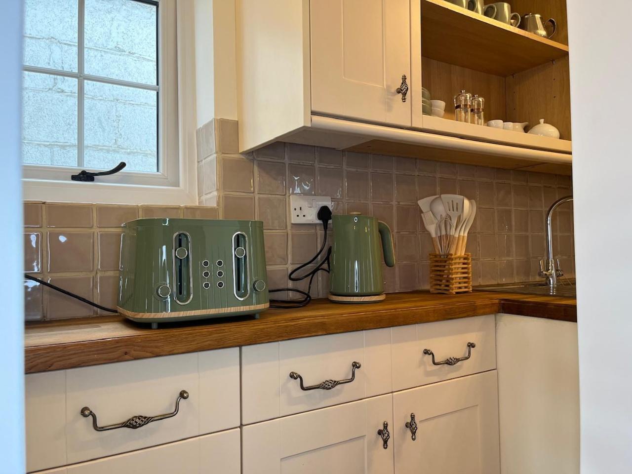 One Jubilee Cottages Shugborough Eksteriør bilde